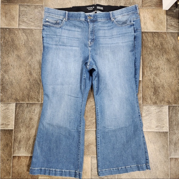 TORRID Women's 30R Bombshell Flare-Super Soft-High-Rise-Feel The Fit Jeans plus - Picture 1 of 8